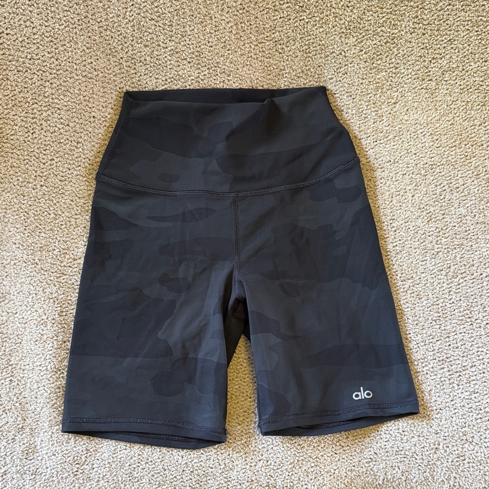 ALO Yoga Women's Dark Camo Bike Shorts